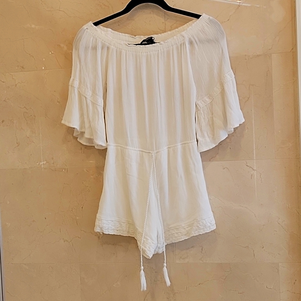 WOMEN'S FOREVER 21 OFF THE SHOULDER WHITE ROMPER JUMPSUIT SIZE SMALL